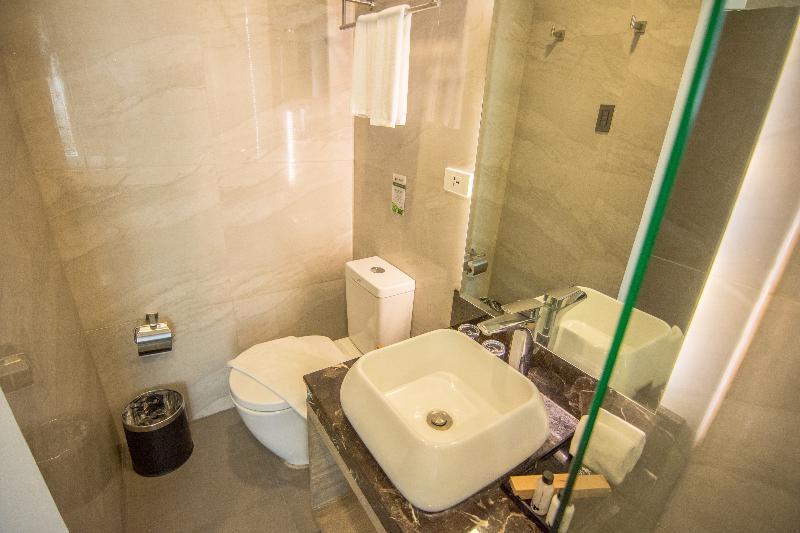 Goldberry Lite Hotel Iloilo City Exteriör bild
